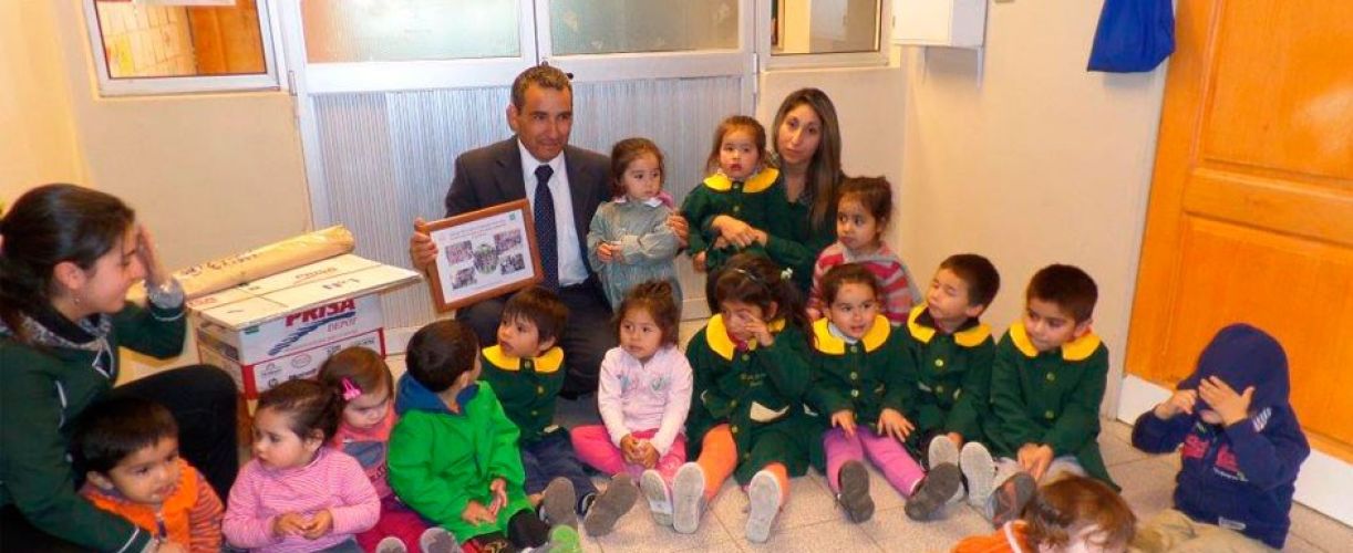 Entrega de material didáctico a niños del Hogar de Cristo