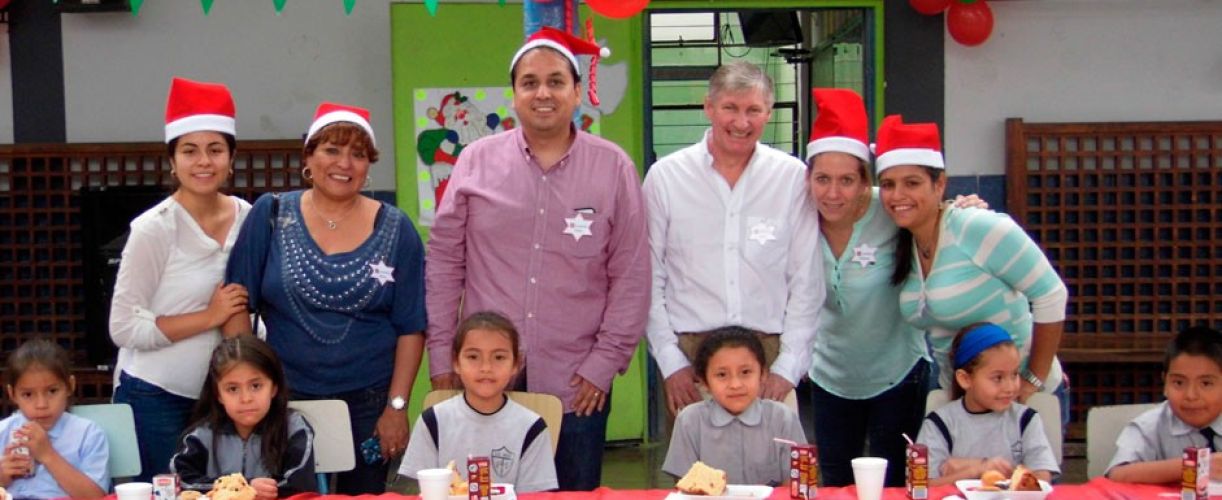 LarrainVial Perú celebra Navidad con niños de colegio Pedro Venturo