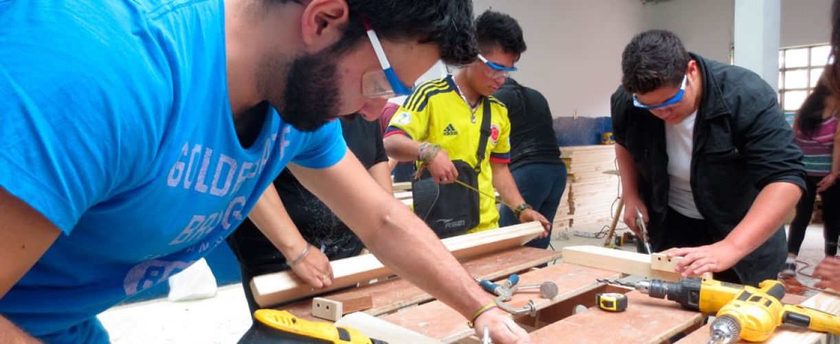 Colombia: LarrainVial construye muebles para la "Escuela Semillas de Mostaza"