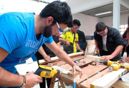 Colombia: LarrainVial construye muebles para la "Escuela Semillas de Mostaza"